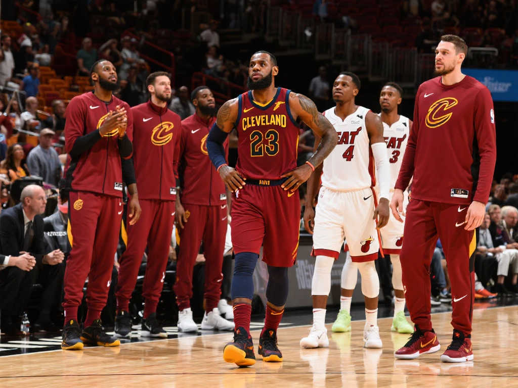 骑士无情碾压热火，季后赛上演“屠杀”传奇